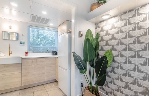 Airlie Condo | The Waterway 108: 2 Queens Studio with complex pool!