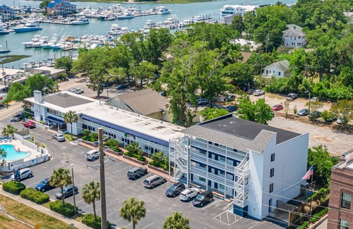 Airlie Condo | The Waterway 108: 2 Queens Studio with complex pool!
