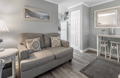 Airlie Condo | The Waterway 115: 1 King Studio with complex pool
