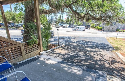 Airlie Condo | The Waterway 115: 1 King Studio with complex pool