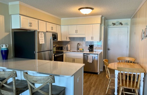 Morehead City Condo | Third-Floor Condo Overlooking the Courtyard w/Ocean Views, Shared Outdoor Pool