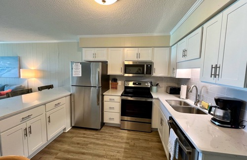 Morehead City Condo | Third-Floor Condo Overlooking the Courtyard w/Ocean Views, Shared Outdoor Pool