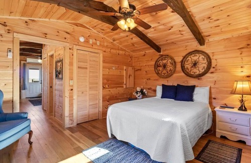 Tryon House | Tiny Cabin 1- Near Tryon Equestrian Center