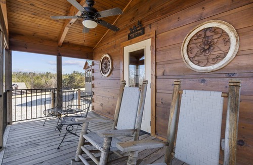 Tryon Cabin | Tiny Cabin 2- Near Tryon Equestrian Center