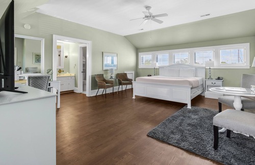 Historic Downtown Manteo Apartment | Tranquil House Inn - Downtown Waterfront Manteo - 1 King Large Premium Room 33
