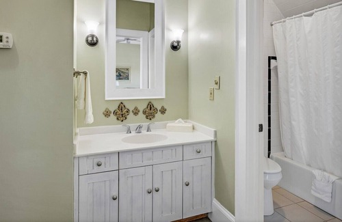 Historic Downtown Manteo Apartment | Tranquil House Inn - Downtown Waterfront Manteo - 1 King Large Premium Room 33