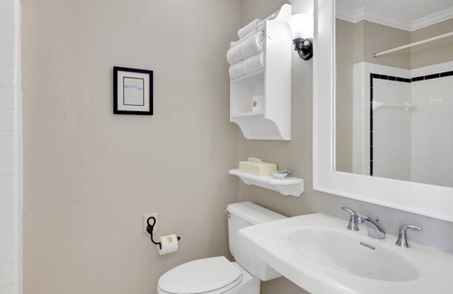 Historic Downtown Manteo Apartment | Tranquil House Inn - Downtown Waterfront Manteo - 1 King Premium Room 21