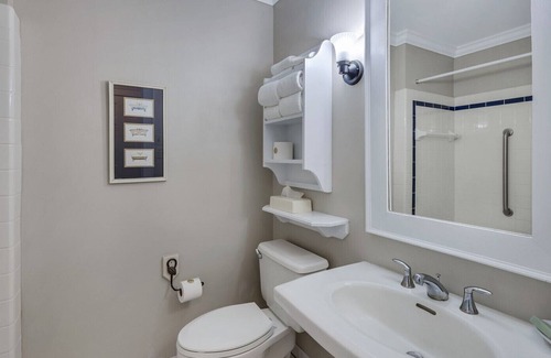Historic Downtown Manteo Apartment | Tranquil House Inn - Downtown Waterfront Manteo - 1 King Standard Room 26