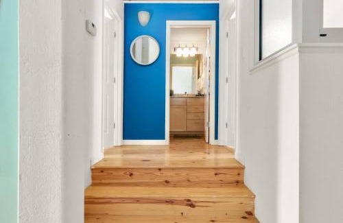Downtown Apartment | Trifecta 2BR Free Parking Modern Superhost