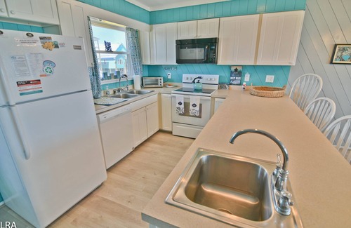 Topsail Beach House | Turtle Watch': Unwind with Ocean Views & Comfort