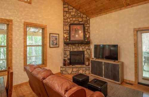 Fleetwood House | Updated 2 Bd Cabin, Hot Tub, Mins to New River & Parkway