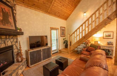 Fleetwood House | Updated 2 Bd Cabin, Hot Tub, Mins to New River & Parkway