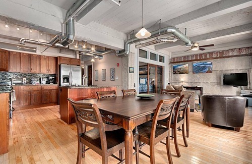 Downtown Asheville Apartment | 121 m² Apartment ∙ 2 bedrooms ∙ 4 guests