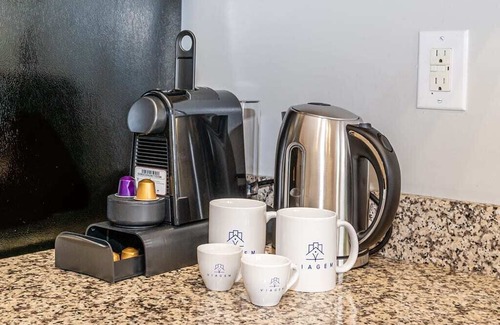 Plaza Midwood Apartment | Viagem Modern Studio with Parking