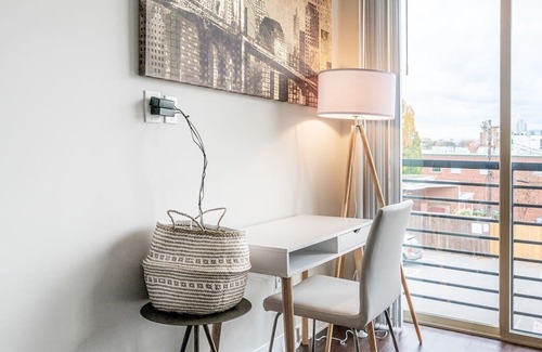 Plaza Midwood Apartment | Viagem Modern Studio with Parking