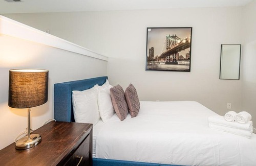 Plaza Midwood Apartment | Viagem Modern Studio with Parking