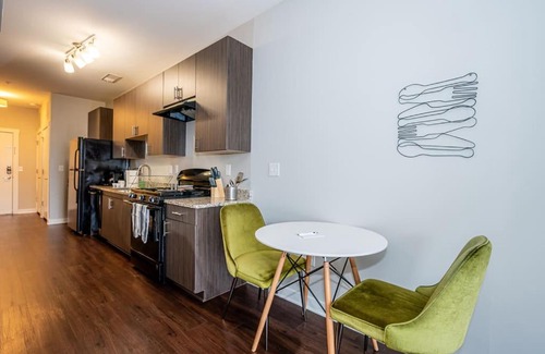 Plaza Midwood Apartment | Viagem Modern Studio with Parking