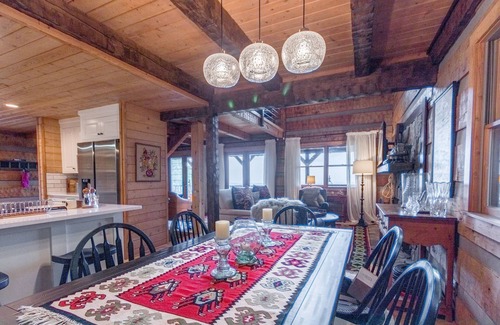Highlands Cabin | VIEW! Romantic Cabin for 2 - Secluded yet close to picturesque Highlands