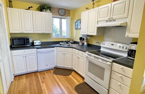 Ocracoke Condo | Villa Maria: Condo in the heart of Ocracoke Village, near lighthouse