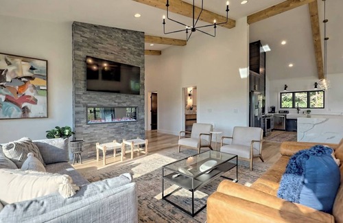 Hayesville House | Vineyard House "Casa Tra Le Vigne" by Chatuge Home Concierge Lake access, firepit, ping pong