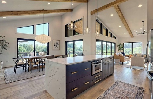 Hayesville House | Vineyard House "Casa Tra Le Vigne" by Chatuge Home Concierge Lake access, firepit, ping pong