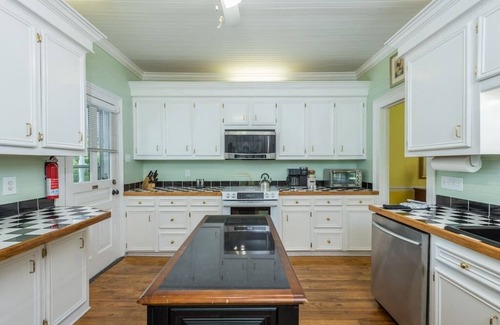 Burnsville House | ⭐️Vintage Country Mansion w/Majestic Mountain Views⭐️