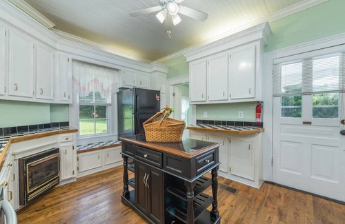 Burnsville House | ⭐️Vintage Country Mansion w/Majestic Mountain Views⭐️