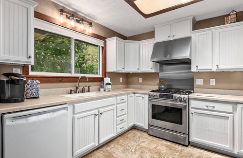 Horse Shoe House | Waterfront River home near Asheville, dog friendly