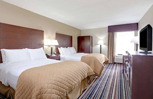 Executive Park Hotel | Wyndham Garden Charlotte Airport Southeast