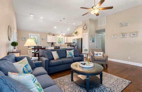 Colington House | Z's Escape: Close to the Beach, Shopping and Dining; Short Stays Anytime