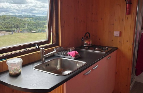 Paulton Cabin | 1 Bed Hut - Sleeps 2 - Parking - Smoking