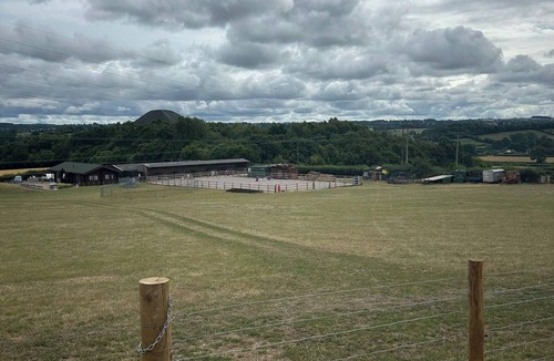Cameley House | 1 Bed Hut - Sleeps 2 - Parking - Smoking