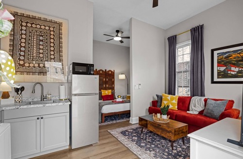 Olde Town Augusta Apartment | 1 bedroom, 1 bathroom suite in Downtown Augusta. The sleeping arrangements for this unit are a full bed with couch in living room.