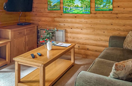 Pentrefelin Ski Chalet | 1 bedroom accommodation in Llandeilo, Nr Carmarthen