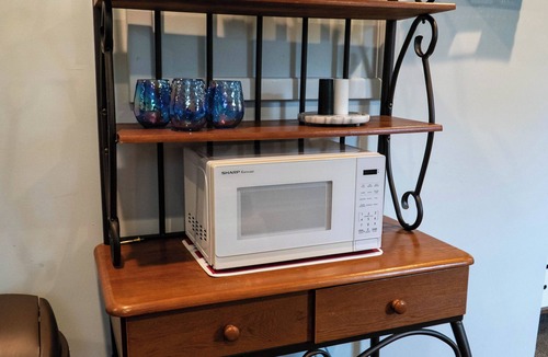 Pilot Mountain Apartment | 1-bedroom apartment, sleeps 4, in lovely Pilot Mountain-walk to Main st! Unit 2