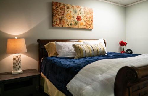 Pilot Mountain Apartment | 1-bedroom apartment, sleeps 4, in lovely Pilot Mountain-walk to Main st! Unit 2