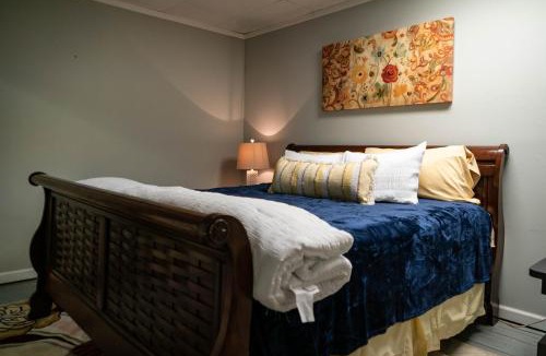 Pilot Mountain Apartment | 1-bedroom apartment, sleeps 4, in lovely Pilot Mountain-walk to Main st! Unit 2