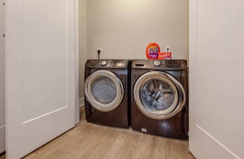 Second Ward Apartment | 1 Bedroom Apartment in Uptown - Great location