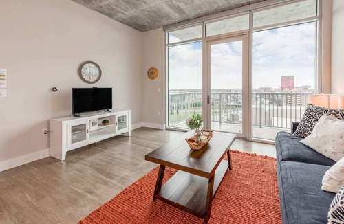 Second Ward Apartment | 1 Bedroom Apartment in Uptown - Great location