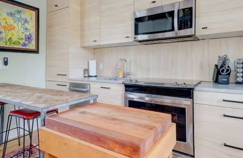 Wilmington Historic District Cottage | 1-bedroom cottage with fireplace, laundry, parking, patio in downtown Wilmington