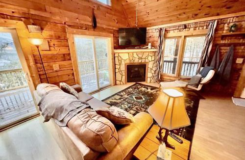Vein Mountain House | 1 bedroom with a loft and hot tub cabin 45 minutes to Asheville