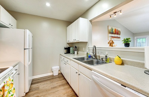 Greenville House | 1 Mi to ECU Hospital: Greenville Home w/Yard!
