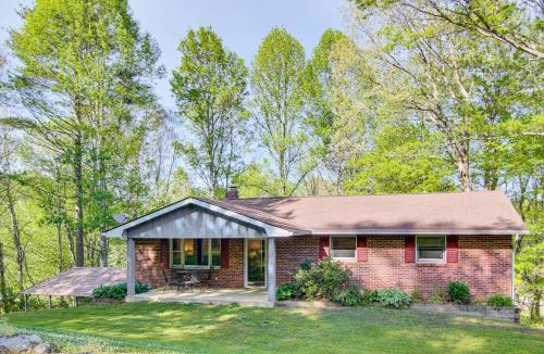 Pisgah Forest House | 1 Mi to Pisgah Natl Forest Wooded Haven with Deck