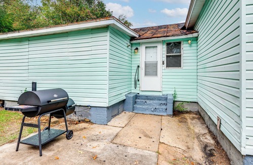 Greenville House | 1 Mi to Stadium: Home w/Porch in Greenville!