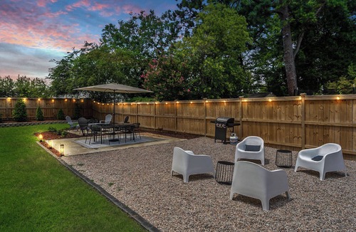 East Raleigh House | 1 Mile to DT, King Bed, Fenced Yard, Fire Pit, Pet Friendly