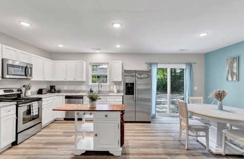 Wilmington House | 1 mile to UNCW 4 miles to beach & Downtown Grill 65" TV Pet Friendly Games
