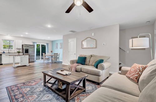 Wilmington House | 1 mile to UNCW 4 miles to beach & Downtown Grill 65" TV Pet Friendly Games