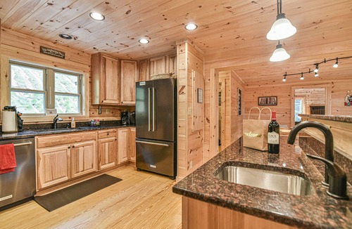 Black Mountain Cabin | #1 PRVT. BLACK-MT. LUX LOG ESTATE./HOT TUB/GAME RM/PETS/2 FIRE PL. 6/6.5