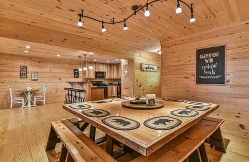 Black Mountain Cabin | #1 PRVT. BLACK-MT. LUX LOG ESTATE./HOT TUB/GAME RM/PETS/2 FIRE PL. 6/6.5