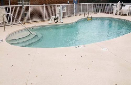 Myrtle Beach Apartment | 1 Queen Bed|Non-Smoking, Kitchen